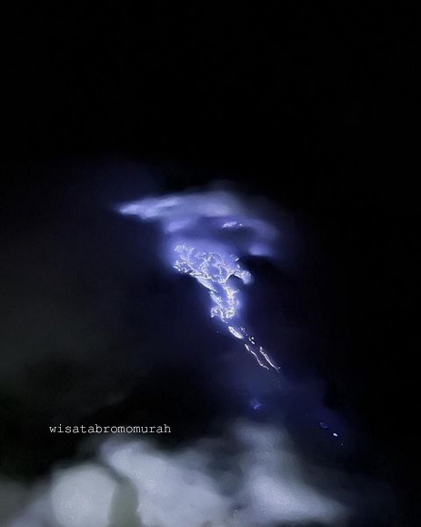 fenomena api biru Paket Open Trip Kawah Ijen Murah