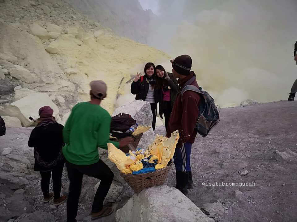 penambang belerang Paket Open Trip Kawah Ijen Murah