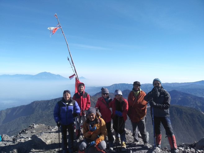 puncak gunung semeru Paket Pendakian Gunung Semeru Mahameru Terbaru 2022